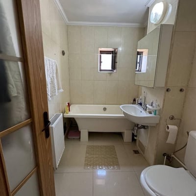 Аренда просторной 3-комнатной квартиры с отдельной кухней, 80 м², район Фалеза Норд, Констанца, Румыния